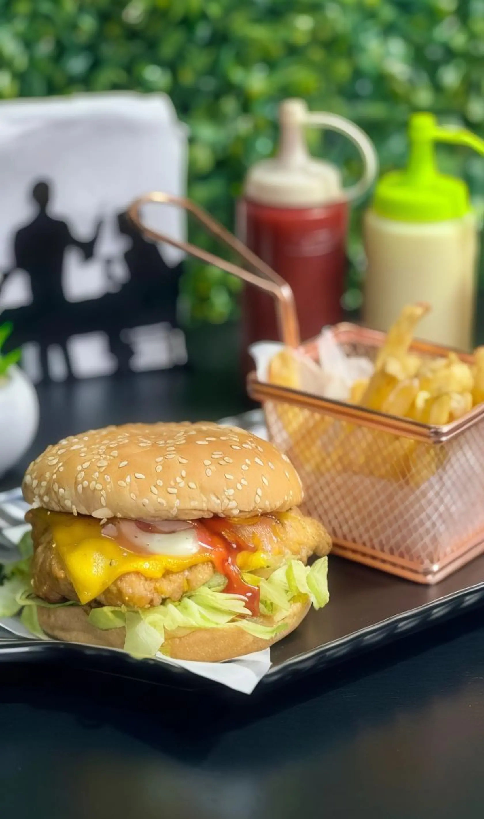 Hamburguesa De Pollo + Papas Fritas