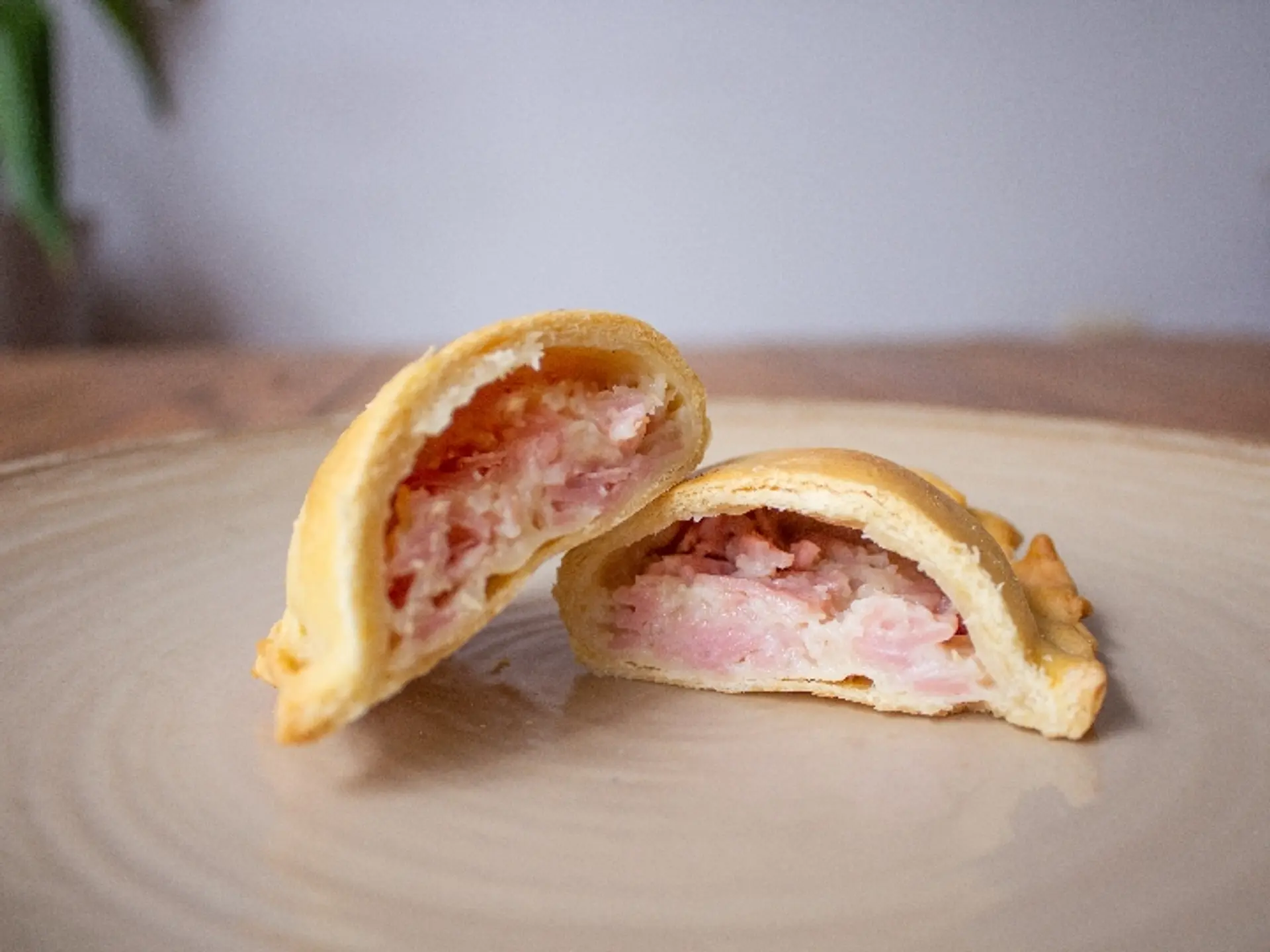 Empanada de Jamón con Queso