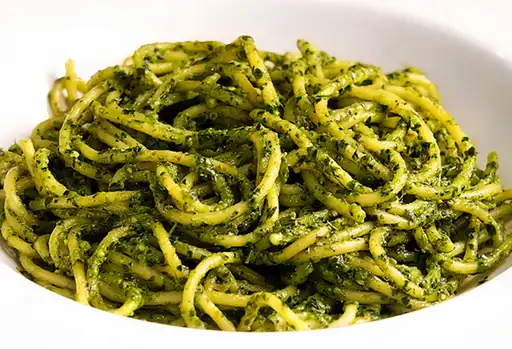 Pasta Al Pesto Clásico con Huevo Frito