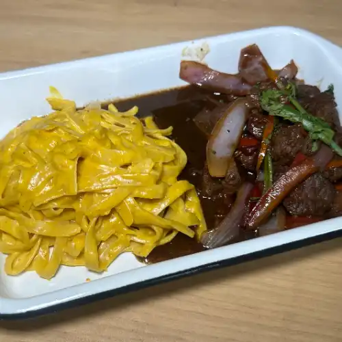 Lomo con Fetuccini a la Huancaina