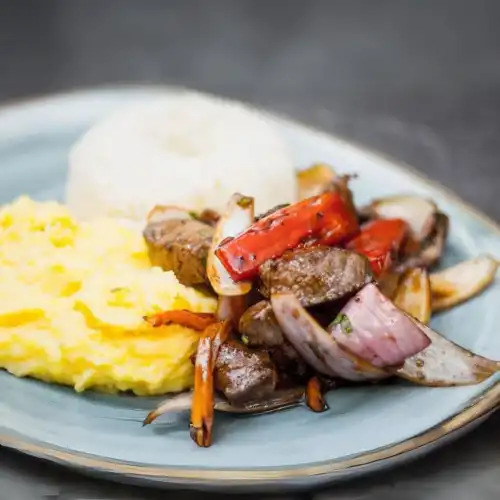 Lomo Saltado con Pure Ambo