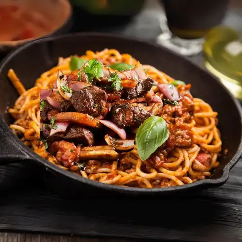 Tallarines a la boloñesa c/ lomo saltado