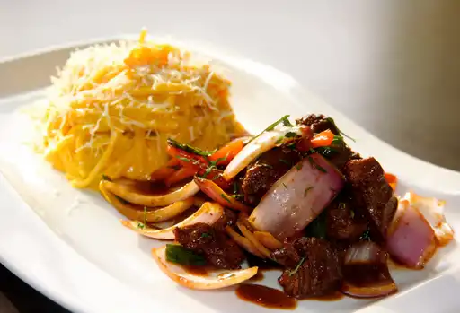 Pasta Alfredo con Lomo Saltado