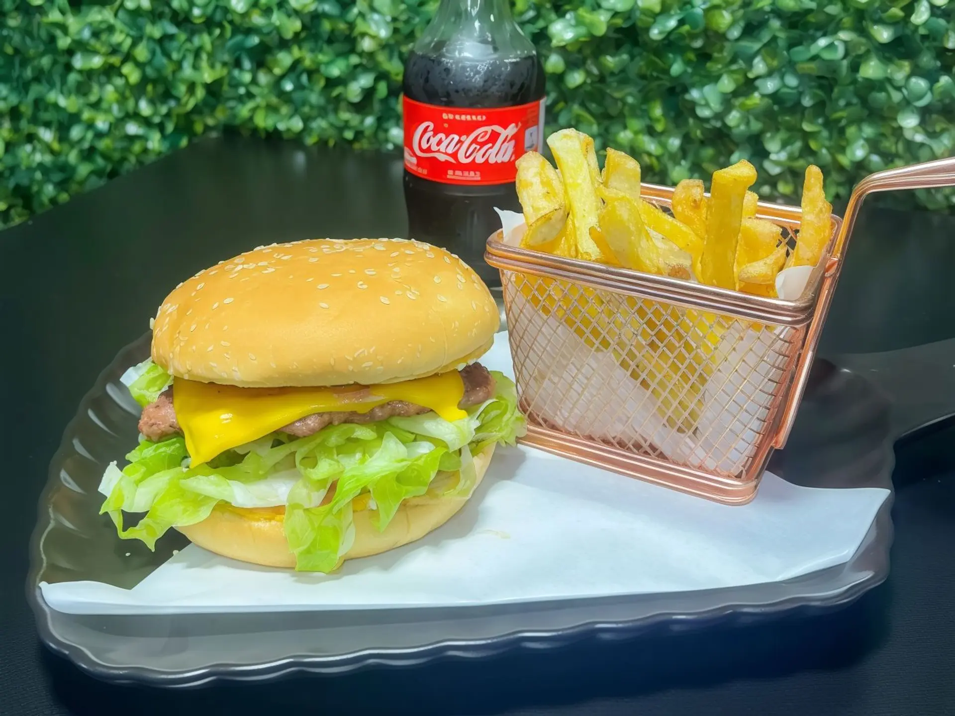Burger Con Queso Y Carne + Papas Fritas