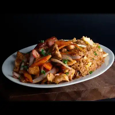 Chaufa con Pollo Saltado