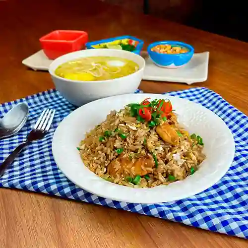 Combo caldo de gallina, chaufa de pollo