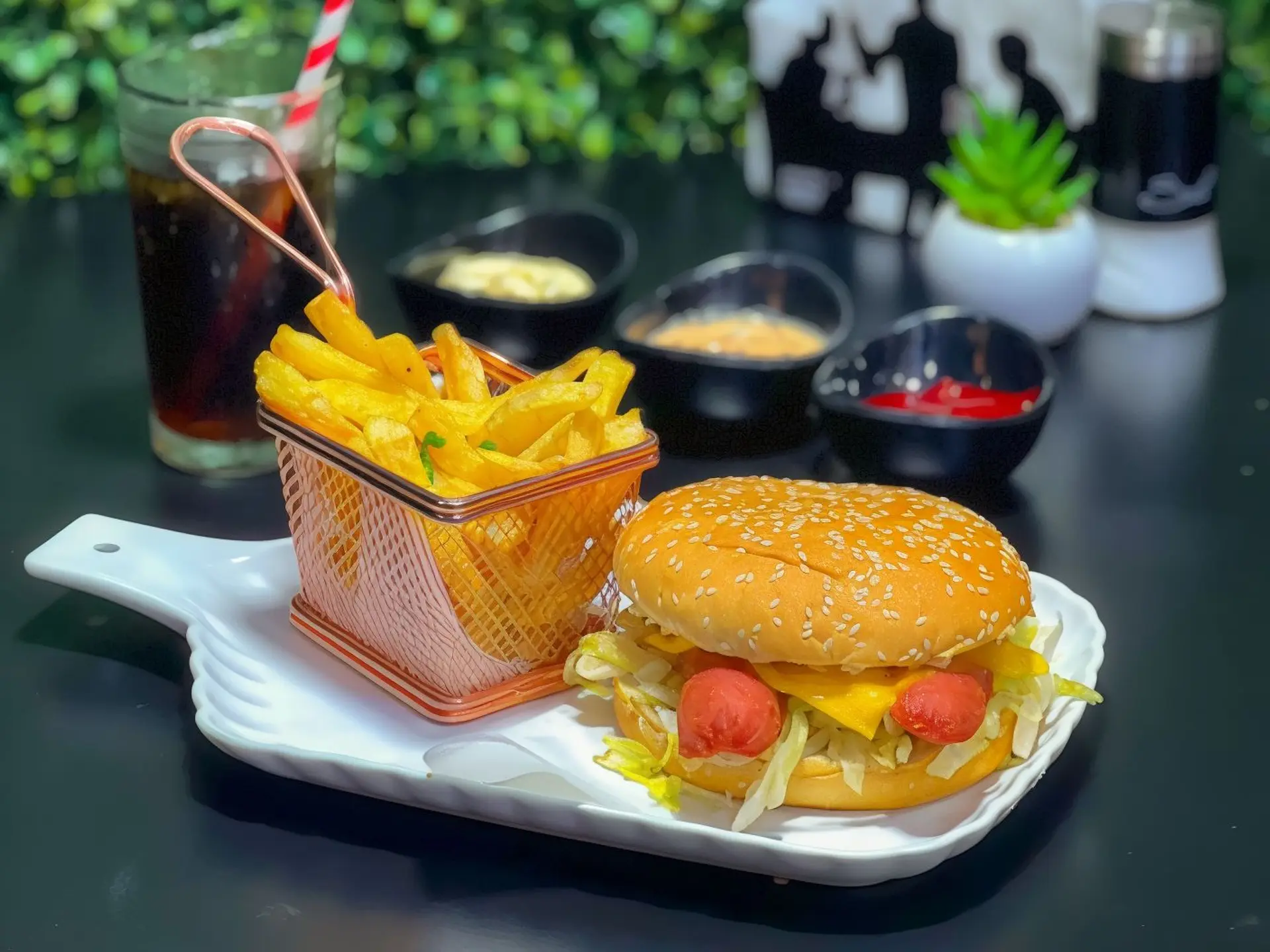Hamburguesa De Chorizo Con Papas Fritas