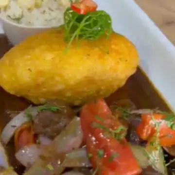 Papa Rellena + Lomo Saltado