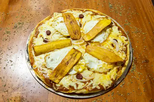 Pizza Pollo Huevo Revuelto Platano Frito