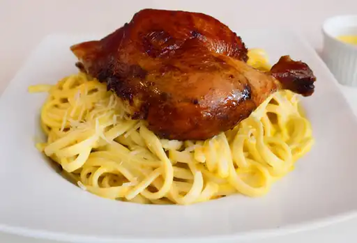 Pasta Boloñesa con 1/4 Pollo a la Brasa