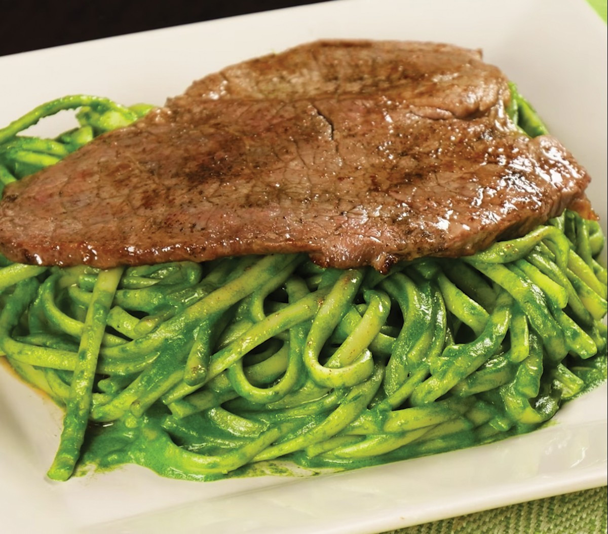 Tallarines verdes con Higado Frito
